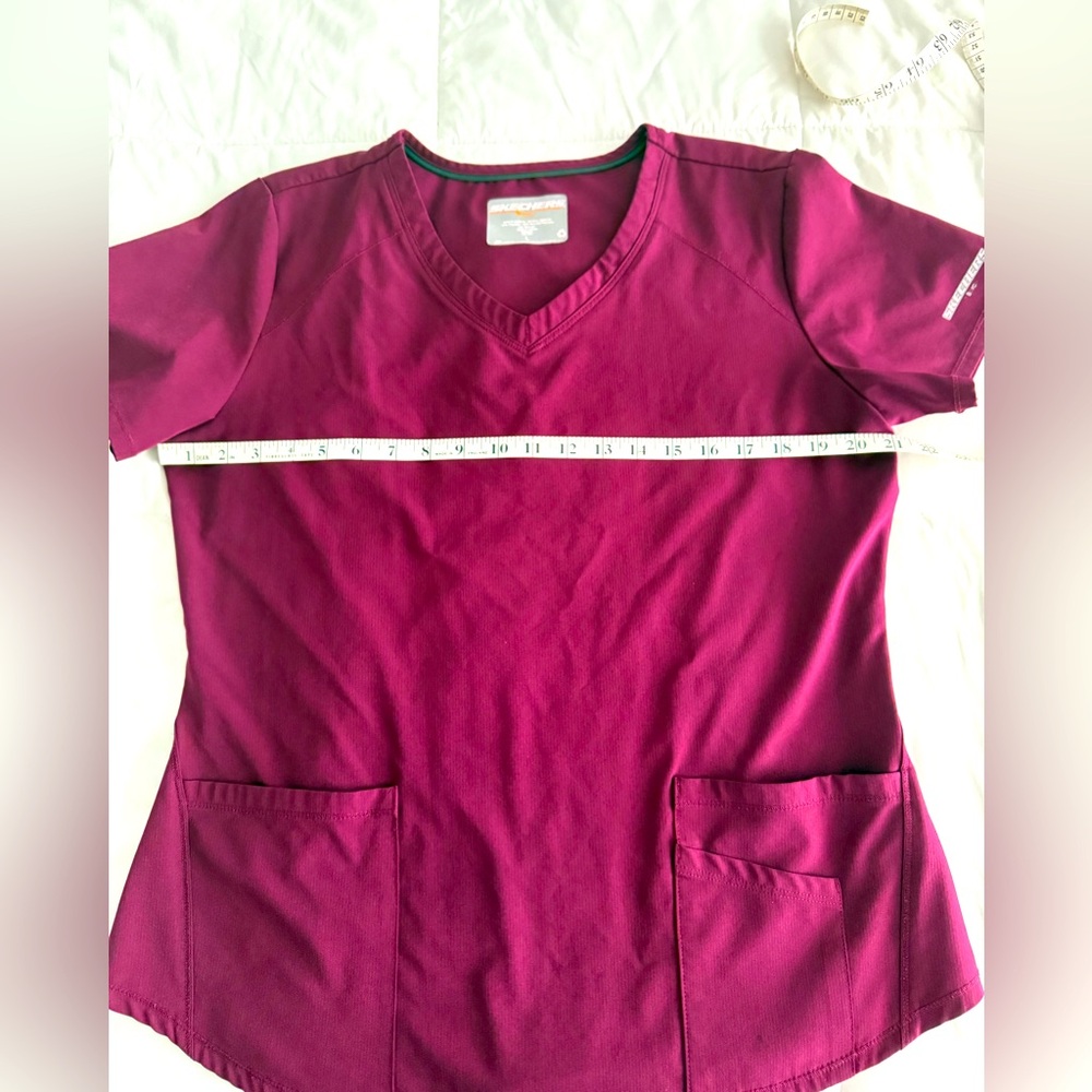 Skechers by Barco 3 pocket curved hem V-neck scrub top. Large, burgundy - Picture 2 of 5